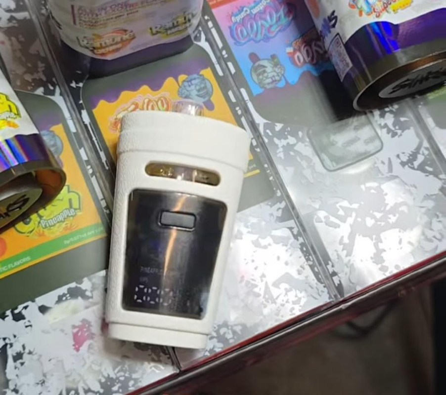 White Drankz-listed disposable device with a dark front panel beside its packaging.